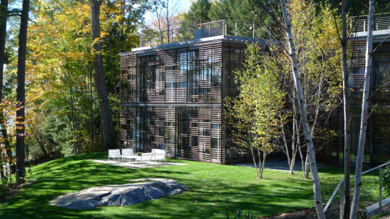 GLUCK+湖畔别墅的两座主要建筑以巨大的玻璃幕墙上滑动的木质屏风为特色。(礼貌好运+)