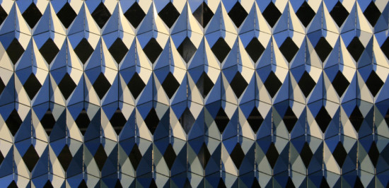折叠屏包括五种不同孔径大小和颜色的面板。(丹尼尔Balean)