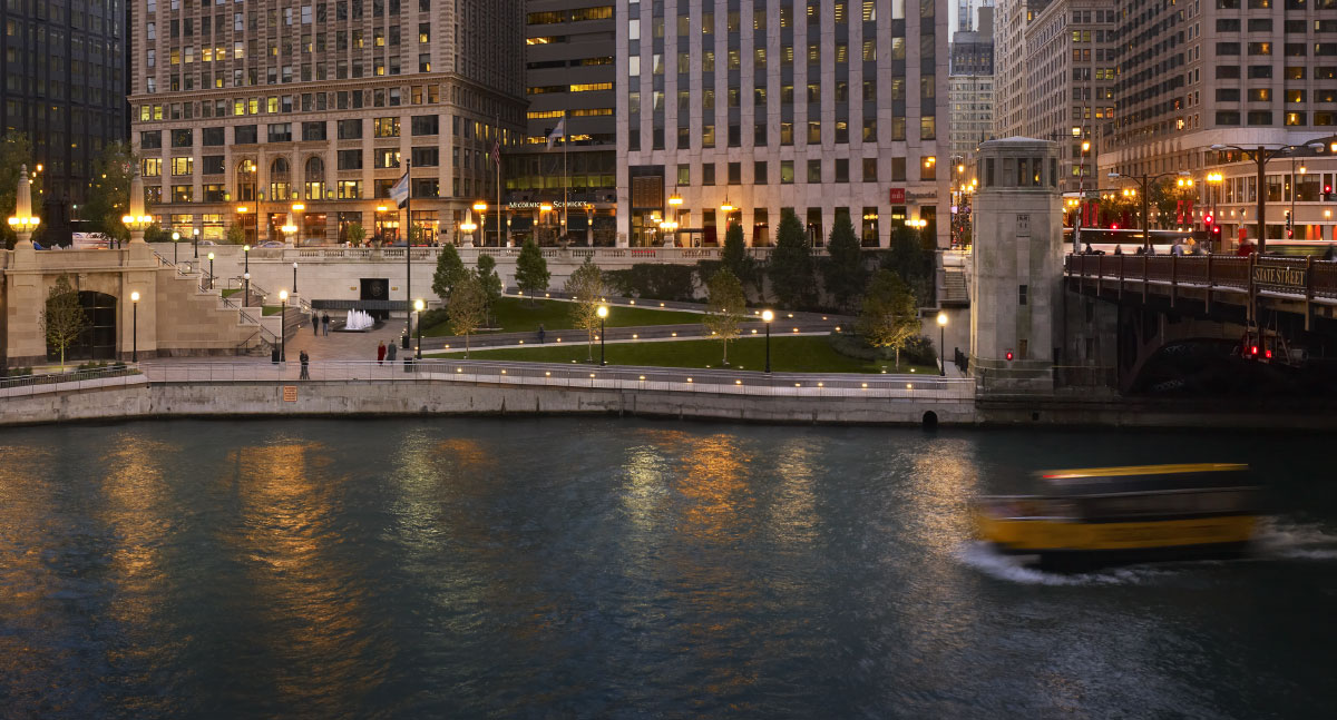 罗斯巴尼建筑事务所的城市和城市设计。芝加哥河边漫步。(由Ross Barney Architects提供)