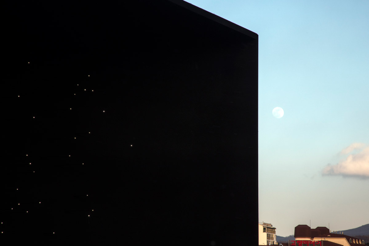 展馆采用了Vantablack VBx2涂层，吸收了99%的入射光。(版权归Luke Hayes所有)
