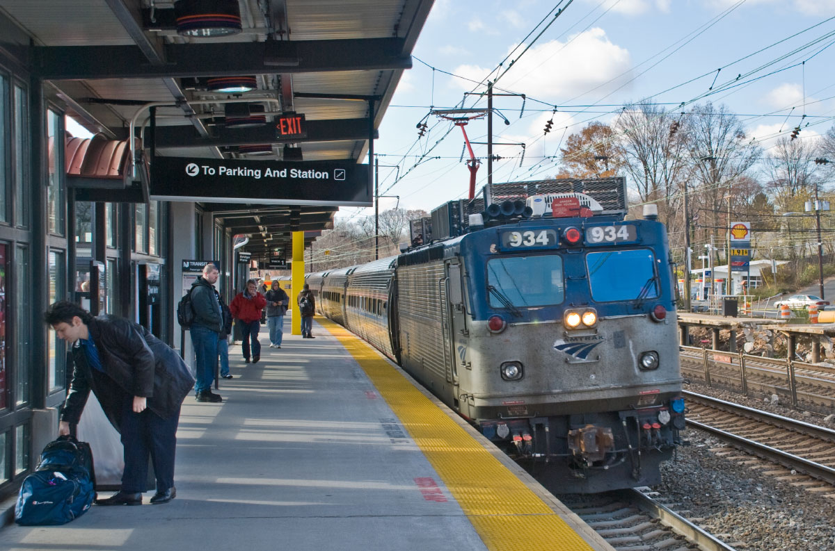 一辆美铁列车驶进新泽西站。(Phillip封口机/ Flickr)