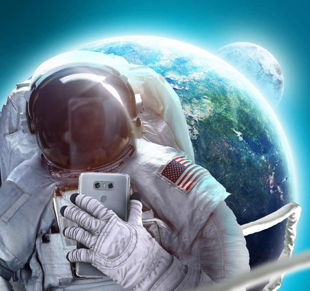 一个宇航员在拍一张超脱世界的自拍照。(由自拍博物馆提供)