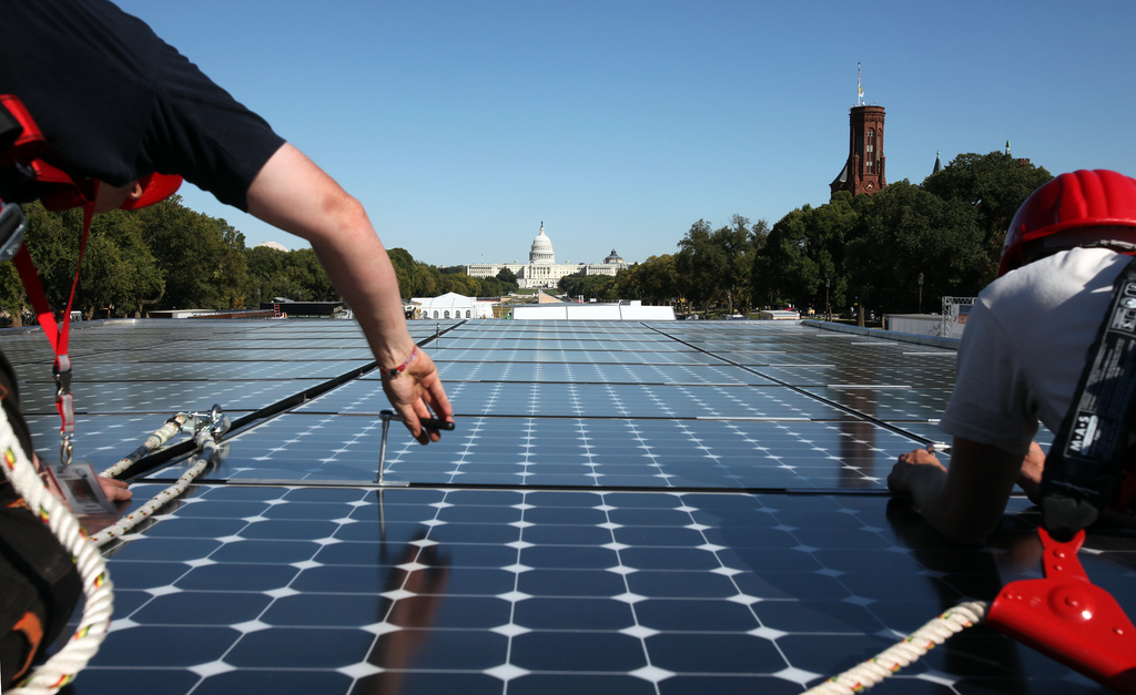 美国国会大厦前的太阳能电池板图片