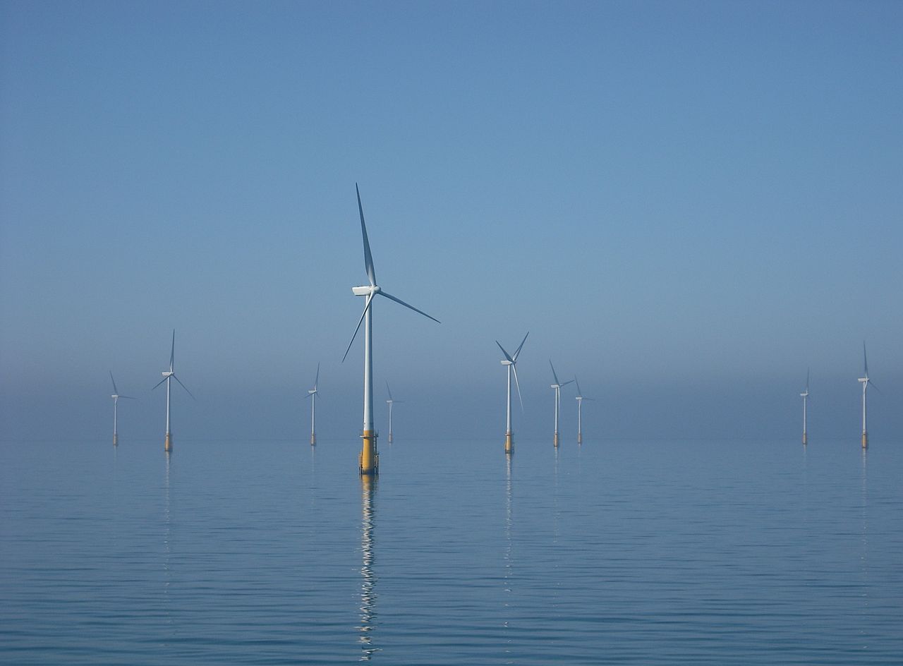 英国海岸的barrow风力发电场照片