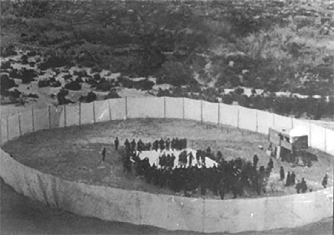 1896年重量级拳击比赛的照片，拍摄于格兰德河河床上方的悬崖上，比赛就是在这里举行的。