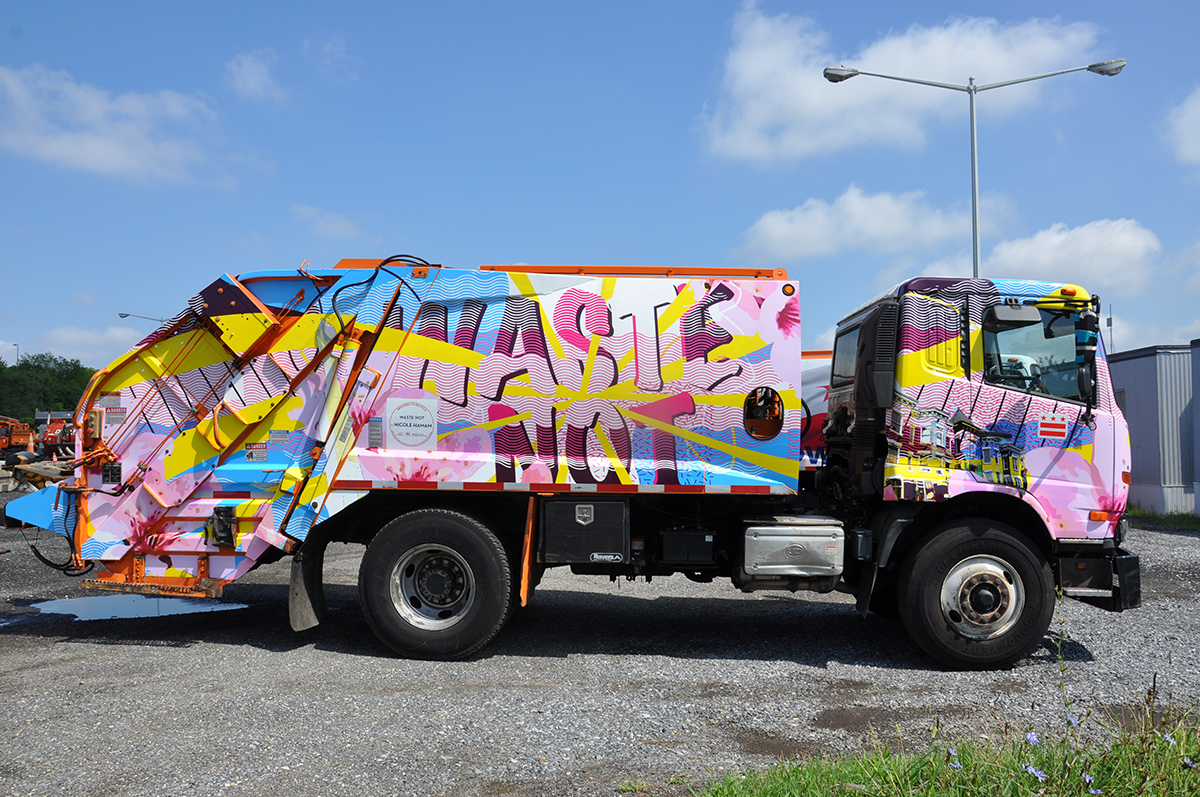 华盛顿特区包裹着艺术品的回收卡车