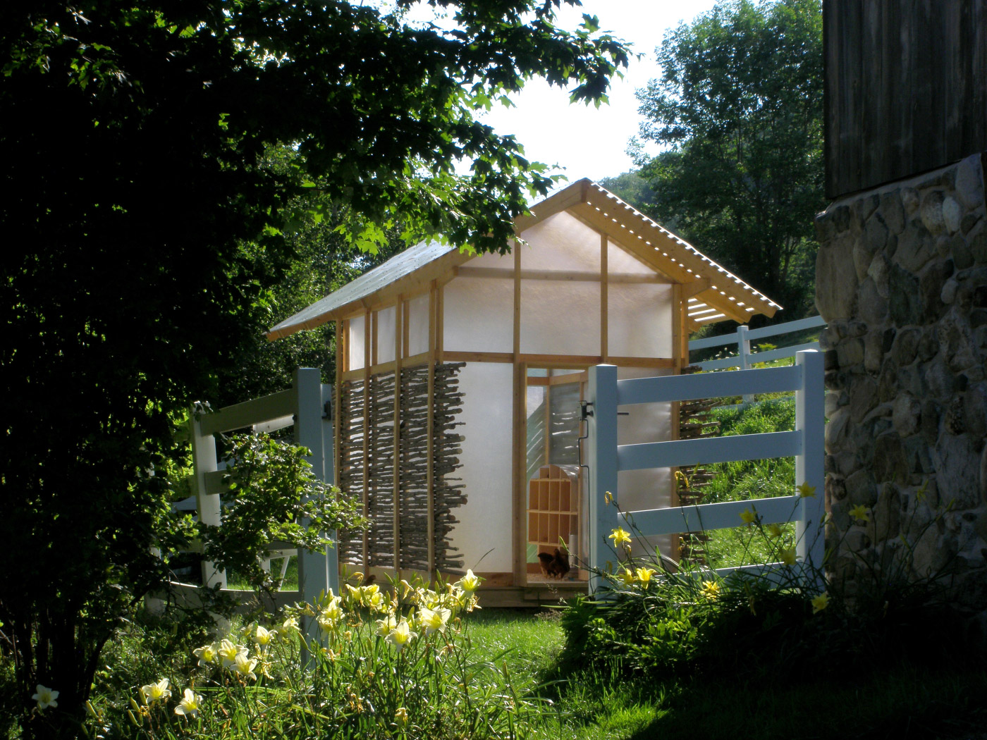 2011年，该工作室设计了一个玻璃纤维包裹的鸡舍——Chicken Chapel。