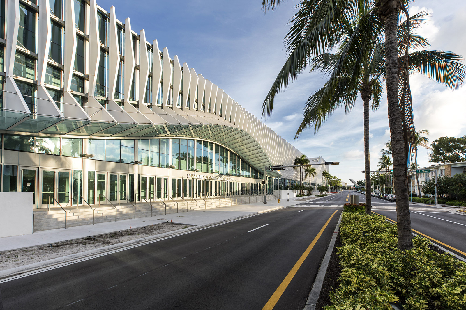 迈阿密海滩会议中心的铝翅片立面