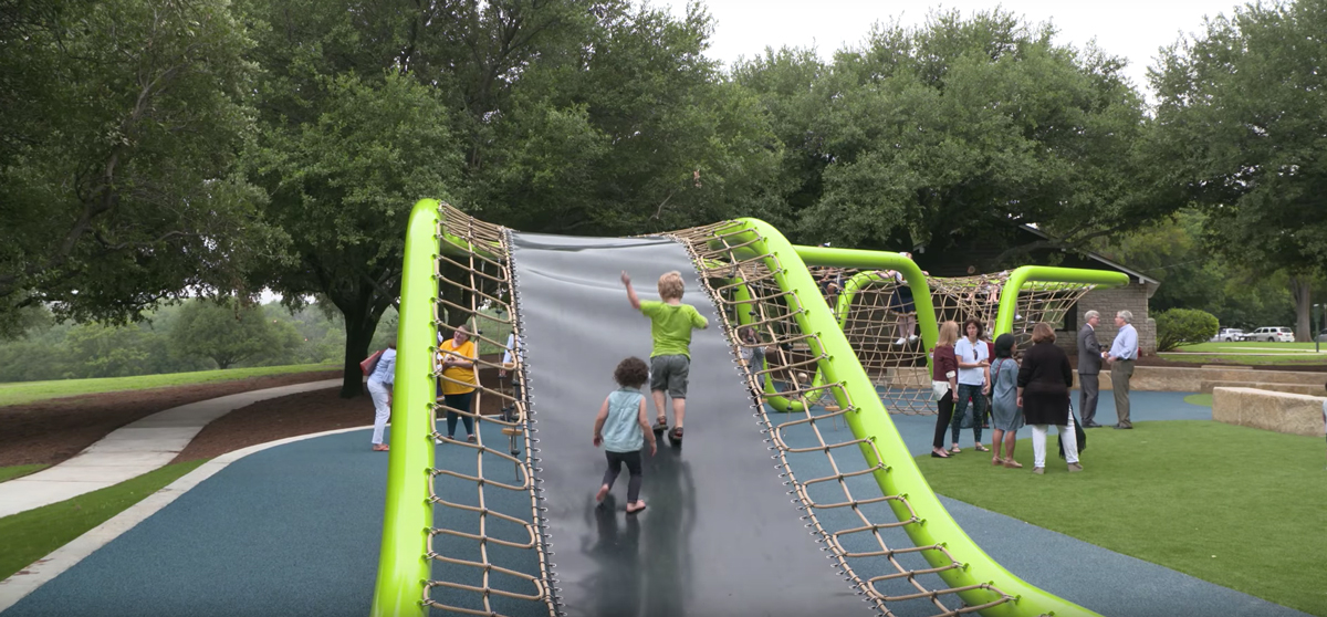 孩子们在德克萨斯州达拉斯市的新旗杆山公园游玩