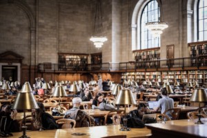 人们坐在纽约公共图书馆主阅览室里的照片