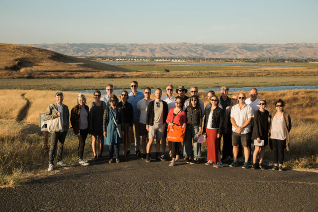 气候委员会的团队在加州起伏的群山前合影。