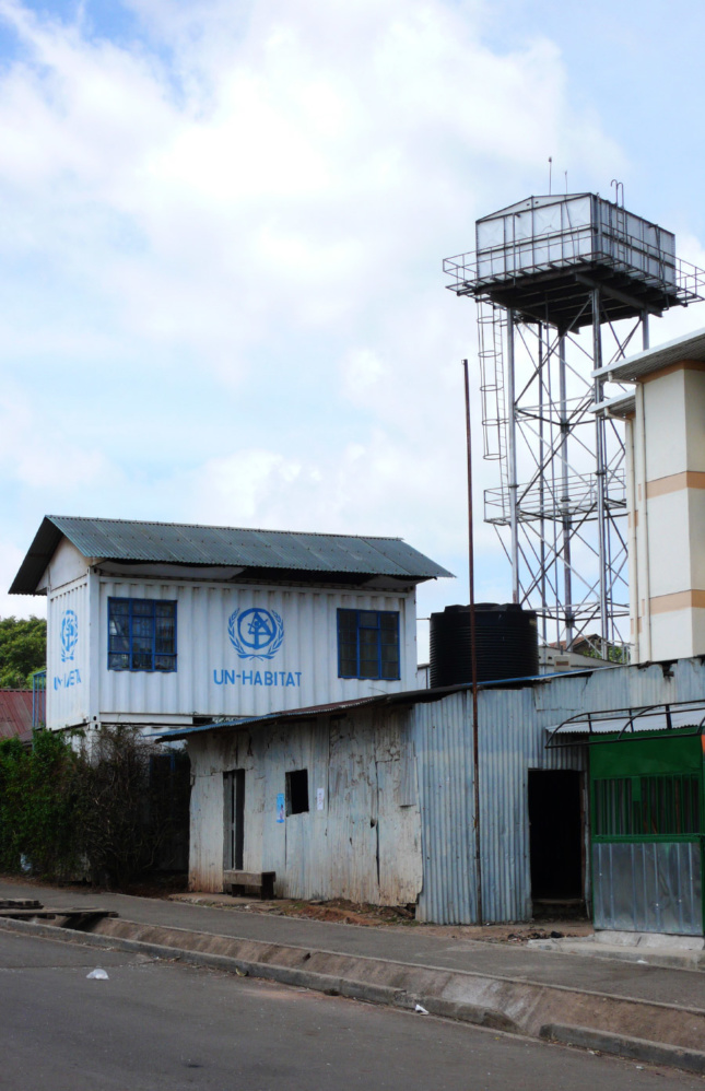 通往基贝拉的主要道路上的一个联合国外地办事处，基贝拉是内罗毕的一个地区，肯尼亚政府与联合国人居署合作正在进行“贫民窟改造进程”。