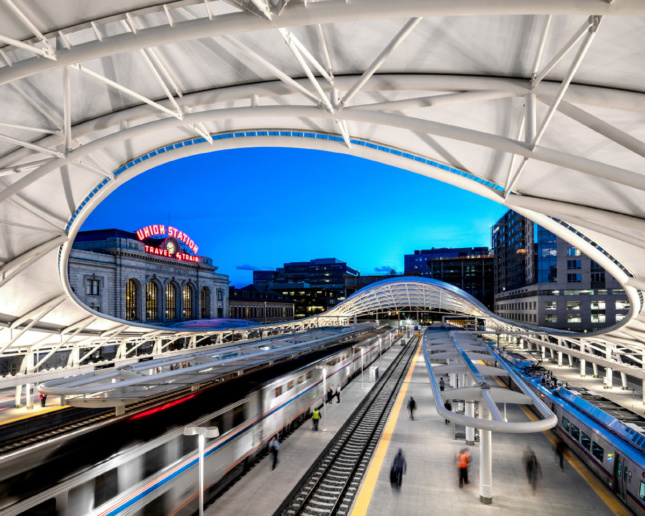 SOM设计的丹佛联合车站具有曲线状的顶棚。