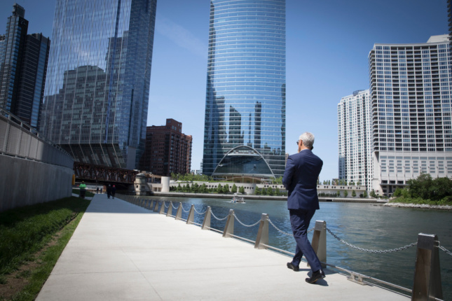 德国汉堡市长来访期间，市长拉姆·伊曼纽尔在芝加哥河滨步道上独处。