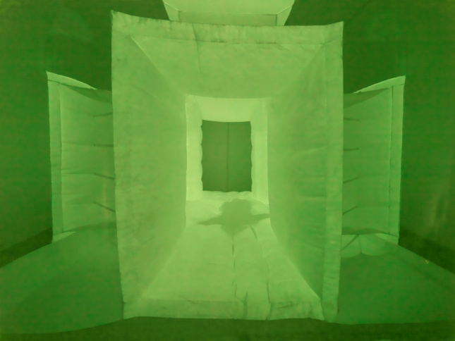 Roomograph的特色是室内覆盖着毛茸茸的白色光敏织物，邀请游客进入。在黑暗中，通过包裹外部的透明织物，可以看到居住者的“阴影痕迹”。