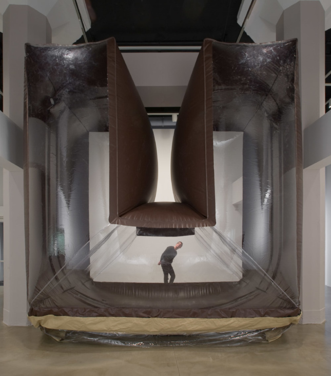 参与者可以穿过施韦德的雪球门廊，这是一个形成又消失的拱门。当空气被前后推时，一边膨胀，另一边坍塌。