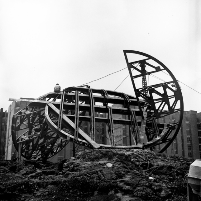 哥伦比亚GSAPP第9号展览于2018年2月结束，墨西哥建筑师Frida Escobedo的这件作品重新想象了La Ruta的9号站，魔轮/La Rueda Magica，由艺术家Todd Williams设计，他曾在1968年代表美国。
