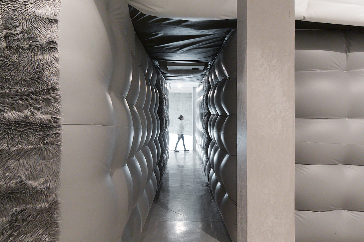 Alex Schweder的《从墙到墙，从地板到天花板》在特拉维夫艺术博物馆展出(人造皮草、乙烯基、电子、吹气、配乐，2014年)