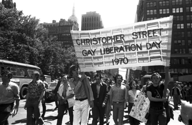 抗议者举着克里斯托弗街解放日的旗帜，1970年