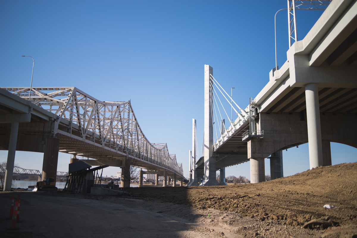 肯塔基州路易斯维尔的I-65/约翰·f·肯尼迪桥和亚伯拉罕·林肯桥的照片