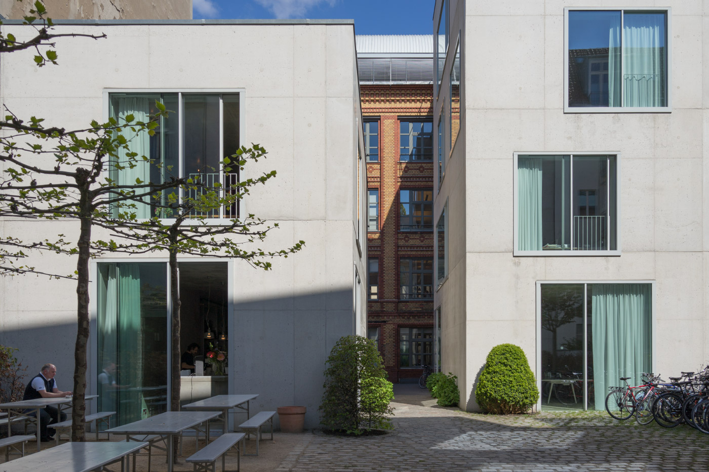 奇普菲尔德的柏林办公室与前面奇普菲尔德设计的康德美术馆对话。