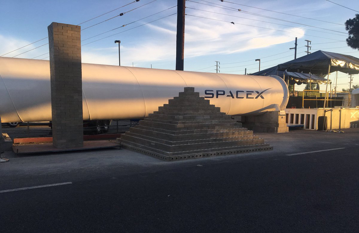 在超级高铁(Hyperloop)管道前的一堆Boring company制造的砖块。