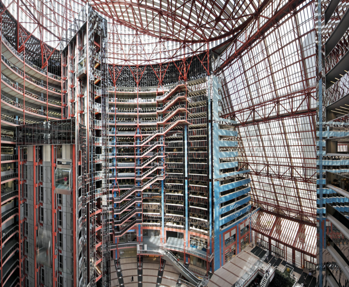 赫尔穆特·扬1985年设计的詹姆斯·r·汤普森中心160英尺的中庭照片。