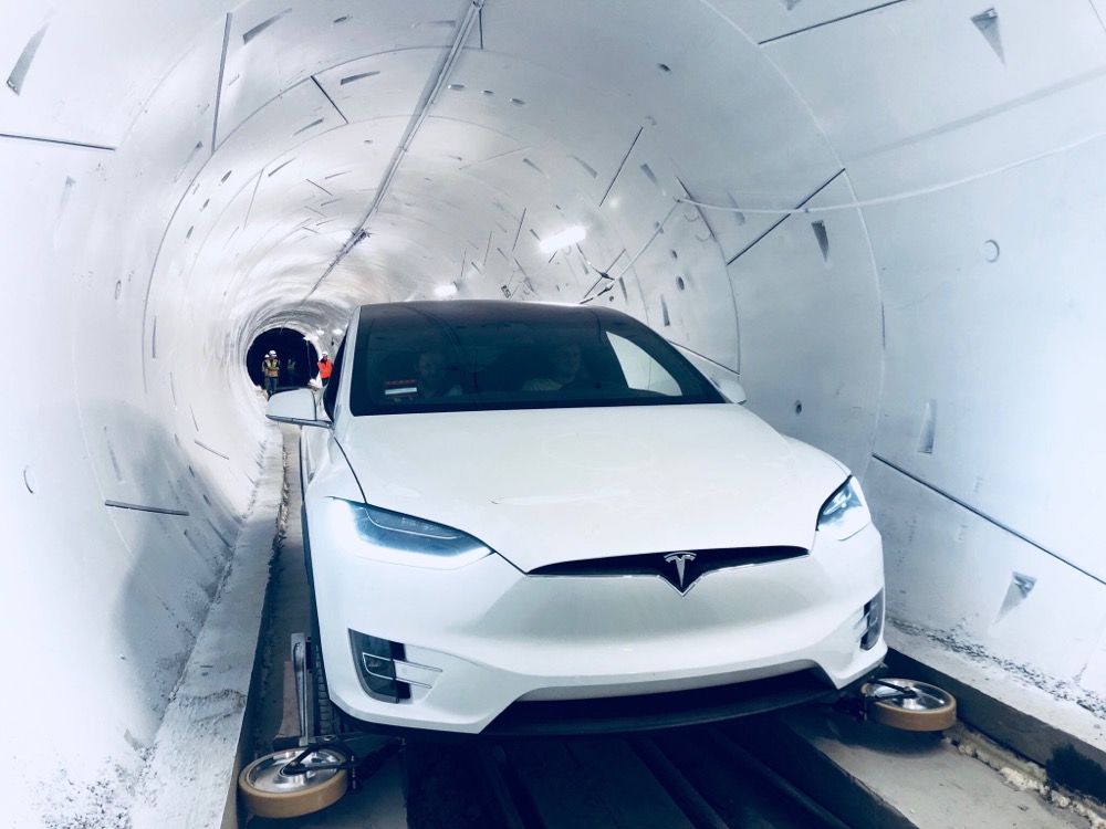特斯拉汽车穿过Boring Company隧道的照片