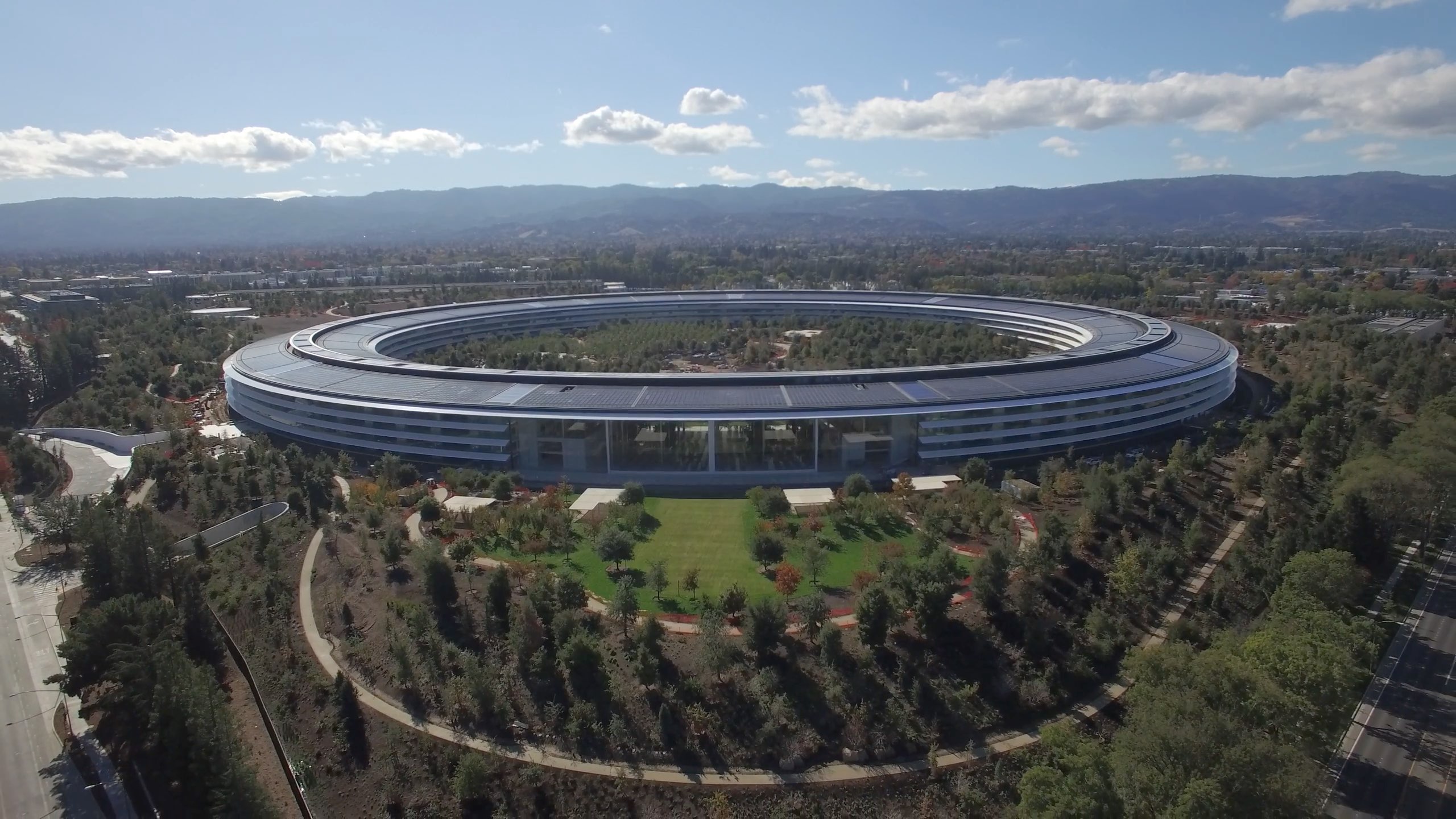 苹果总部位于加州库比蒂诺，由福斯特建筑事务所(Foster + partners)设计。