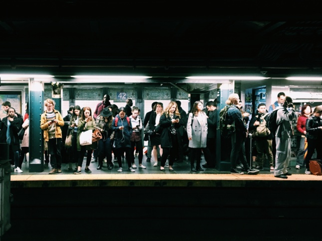 等待地铁的人们的照片