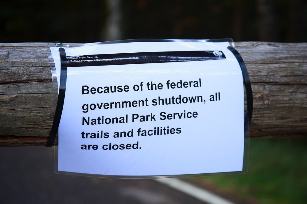 国家公园的关闭标志照片