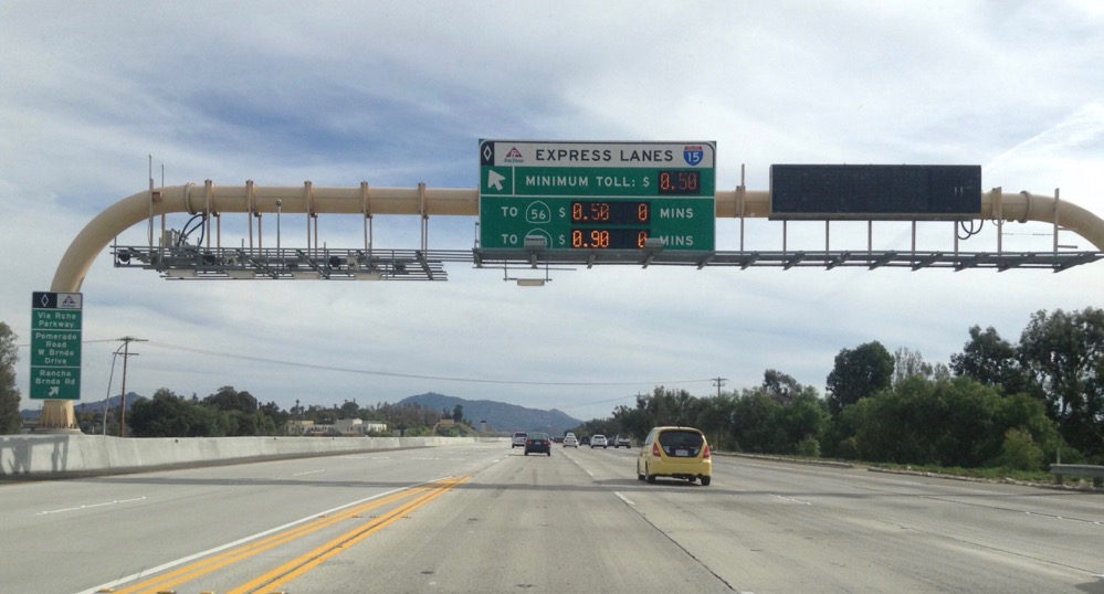 加州埃斯康迪多附近的收费公路照片