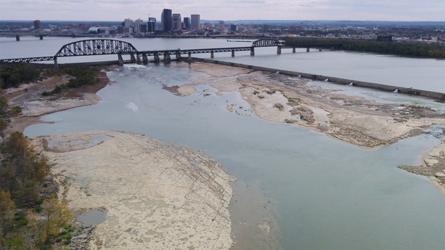 特洛伊·麦考密克拍摄的俄亥俄河垃圾填埋场照片，由河流遗产保护协会提供