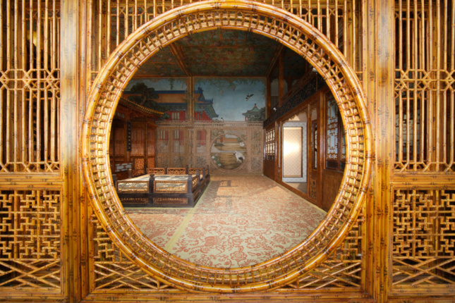 竹子制成的圆形观景门的照片