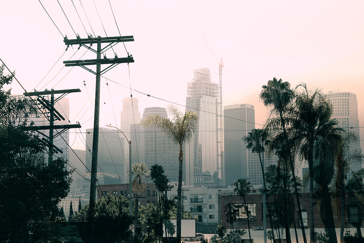 浓雾笼罩下的洛杉矶建筑工地的照片