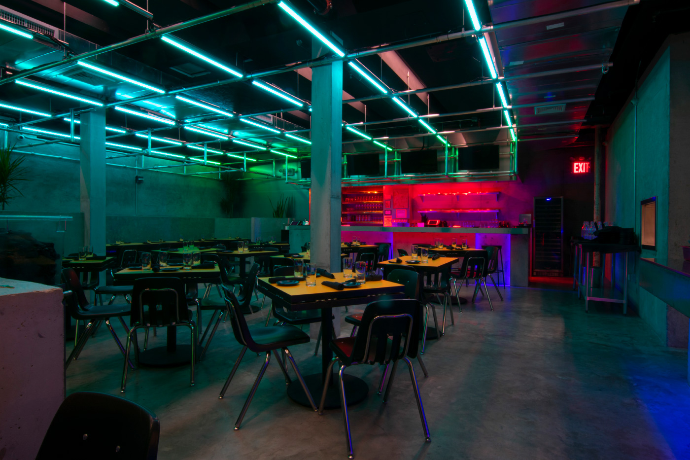 霓虹灯照亮的餐厅内部照片