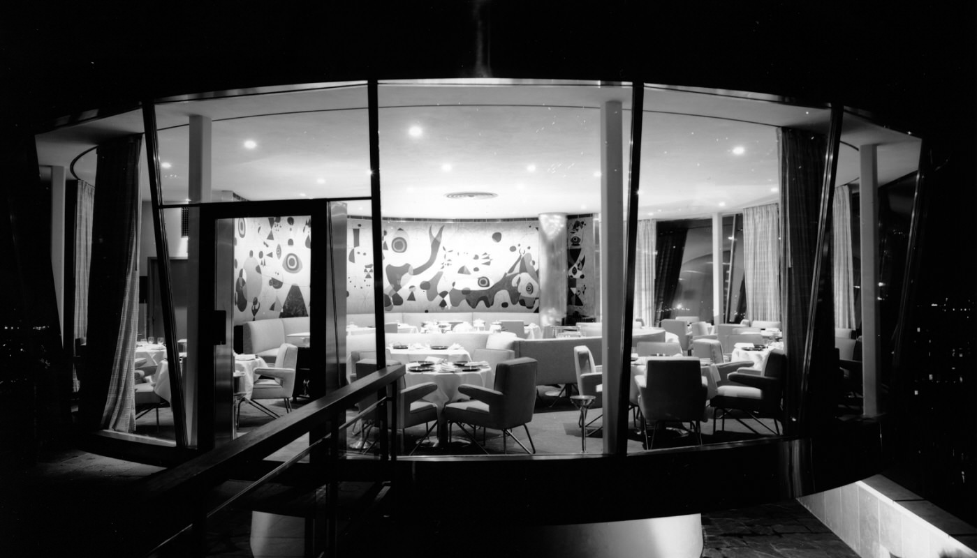 玻璃餐厅的黑白照片