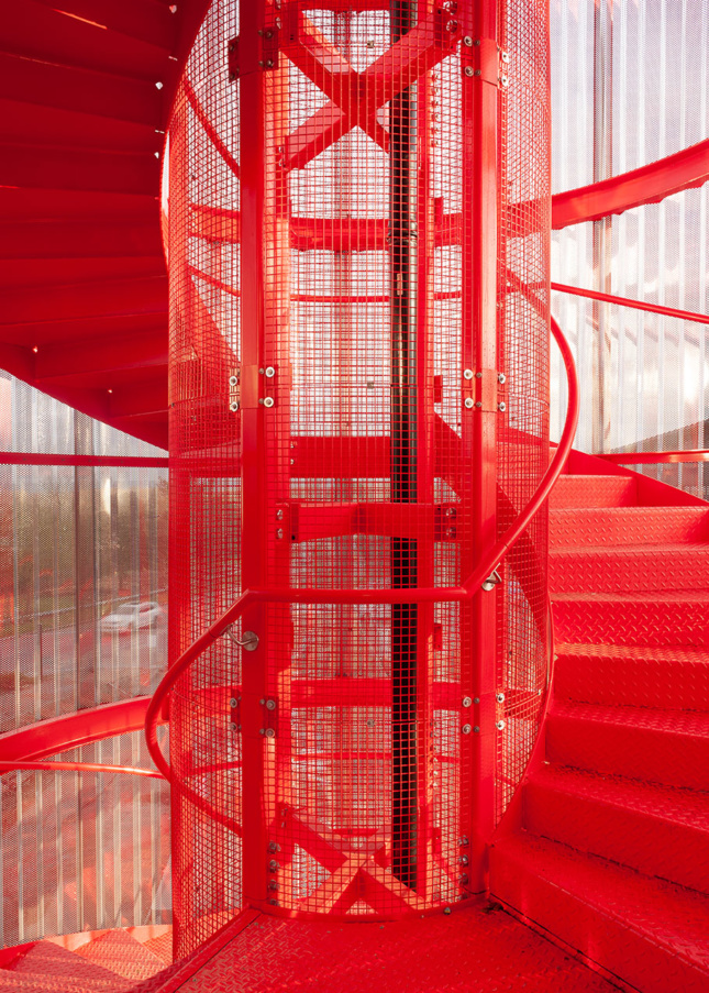 大红色消防梯螺旋楼梯的照片