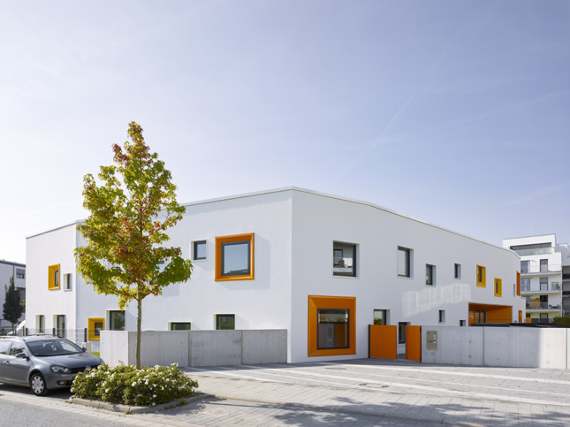 1100建筑事务所设计的Koenigsblick幼儿园遵循严格的被动屋标准。
