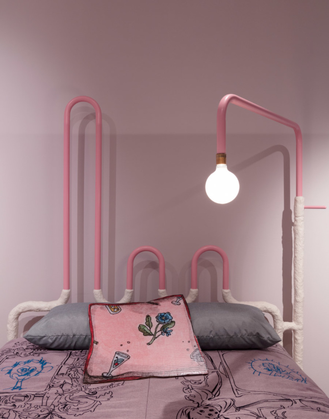 一间粉红色的卧室，配有灯管