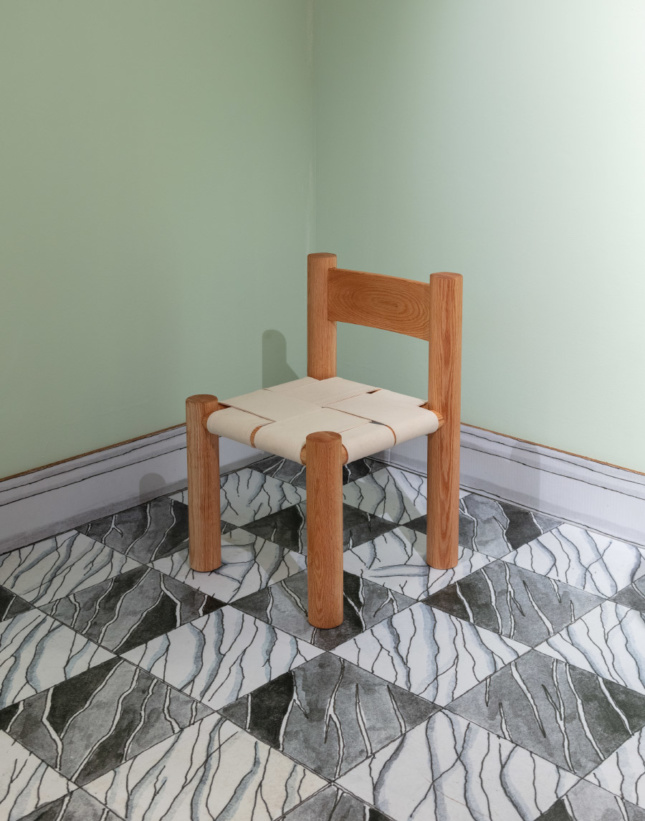 一张简单的木椅在瓷砖地板上的照片