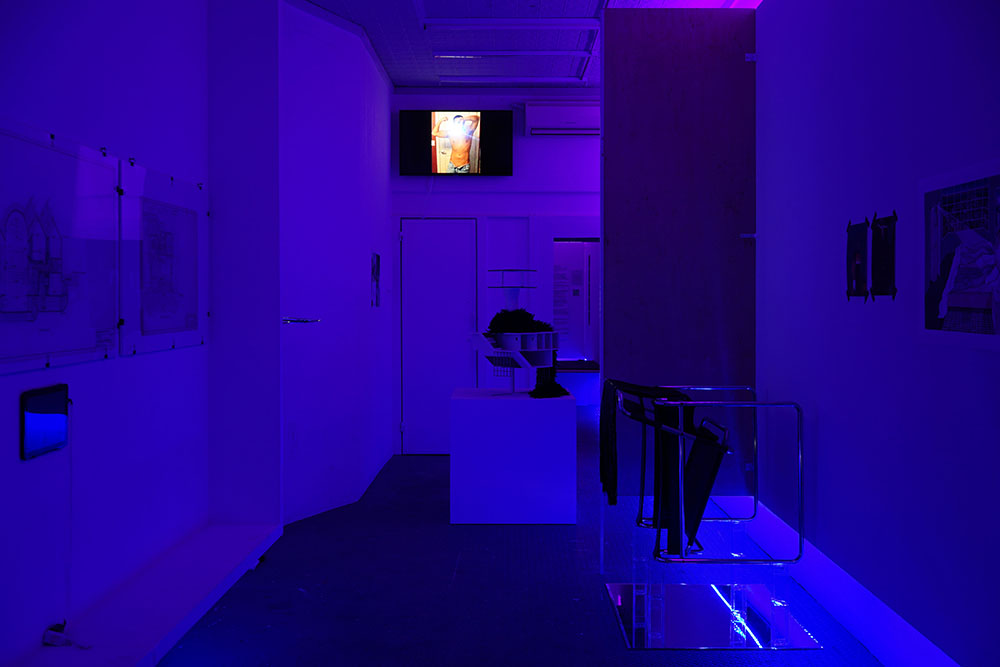一个紫色的房间里的艺术品。后面是一个屏幕。