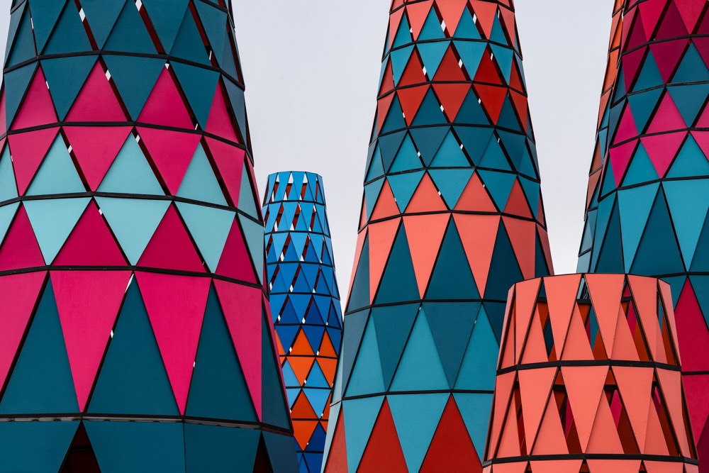 色彩鲜艳的锥形塔照片