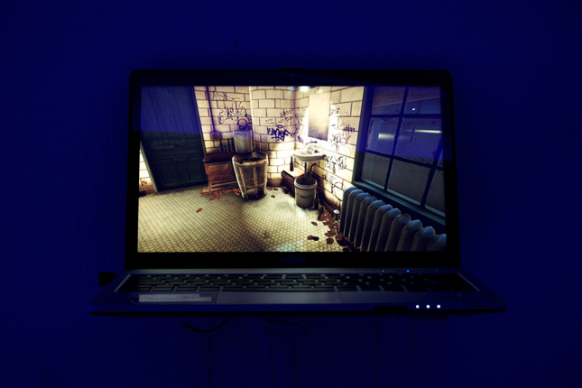 一台笔记本电脑，上面有一张视频游戏的剧照，上面是肮脏的休息站厕所。