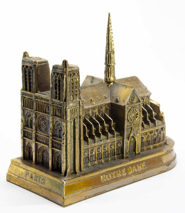 巴黎圣母院的金属模型照片