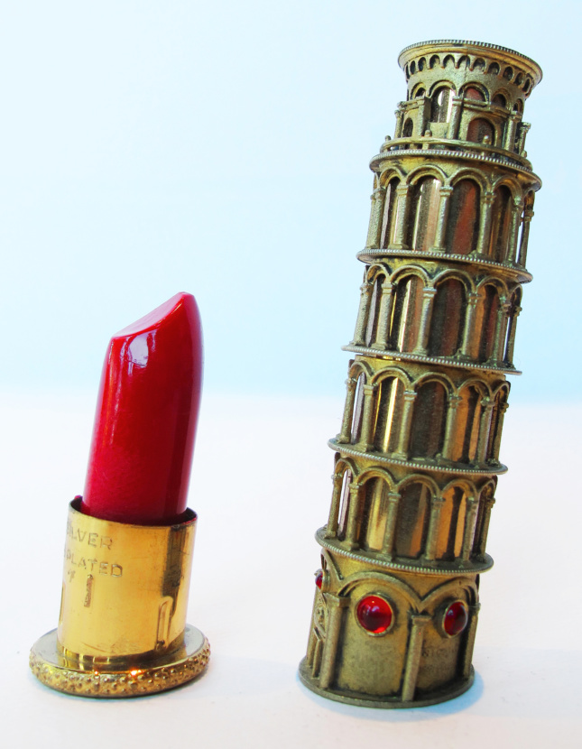 比萨斜塔的小模型和一管口红的模型的照片