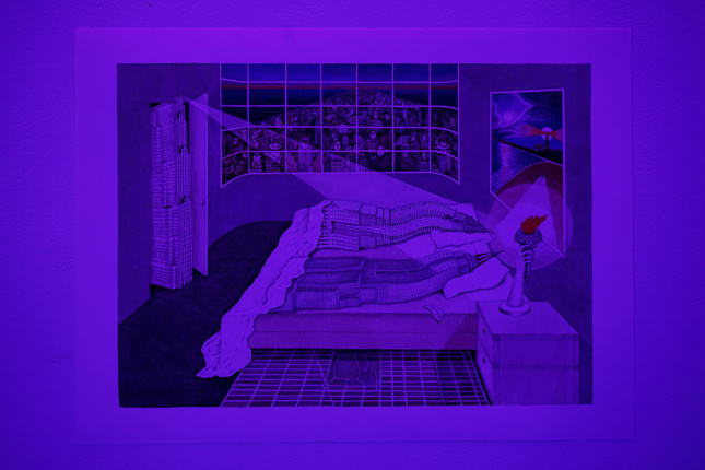 画的是两座摩天大楼并排躺在床上，另一座在旁边看着。透过窗户看到的建筑物都有面孔。这幅画被紫光照亮了。