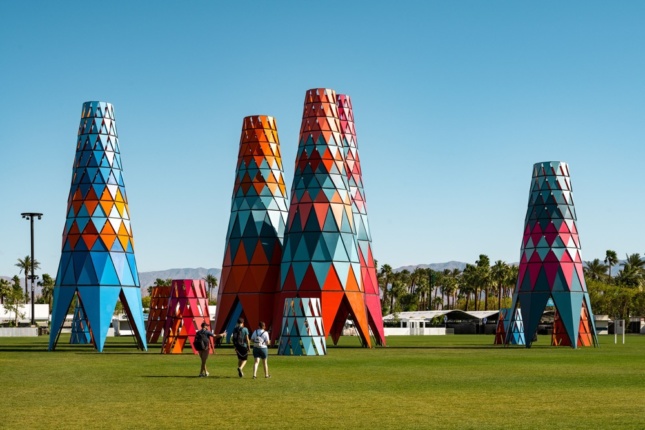 彩色的圆锥塔在草地上的照片
