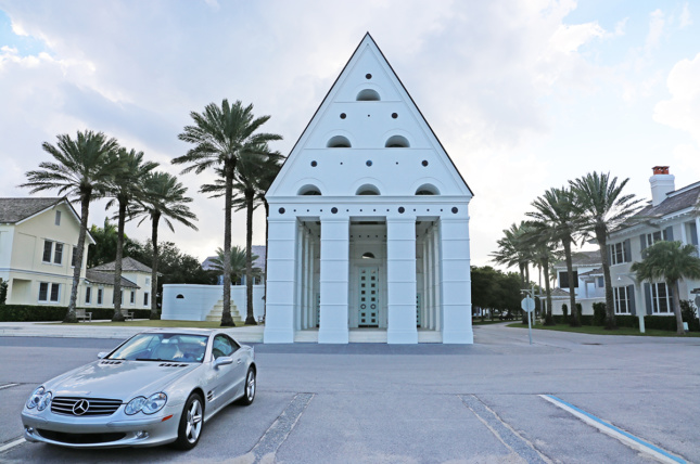 佛罗里达州温莎教堂的照片，一辆奔驰轿车停在教堂前面