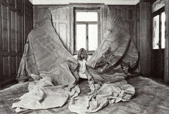 海蒂·布赫艺术家的图像悬垂乳胶成型墙在她的肩膀上